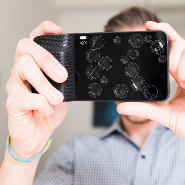 соцсети, Light - камерофон с 16 встроенными объективами